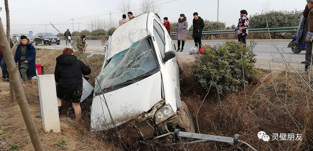 昨天下午靈璧縣北接連發生兩起車禍其中