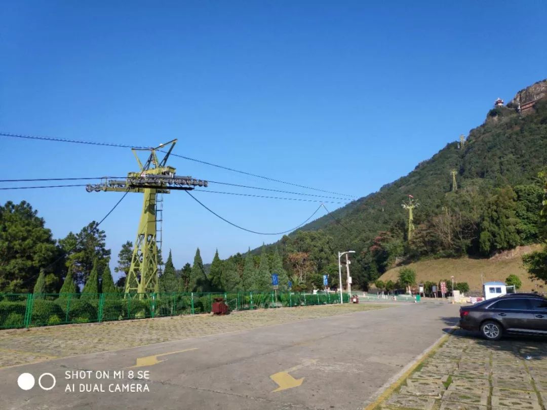 上图为工作人员在更换电缆泉州市仙公山风景名胜区咨询热线