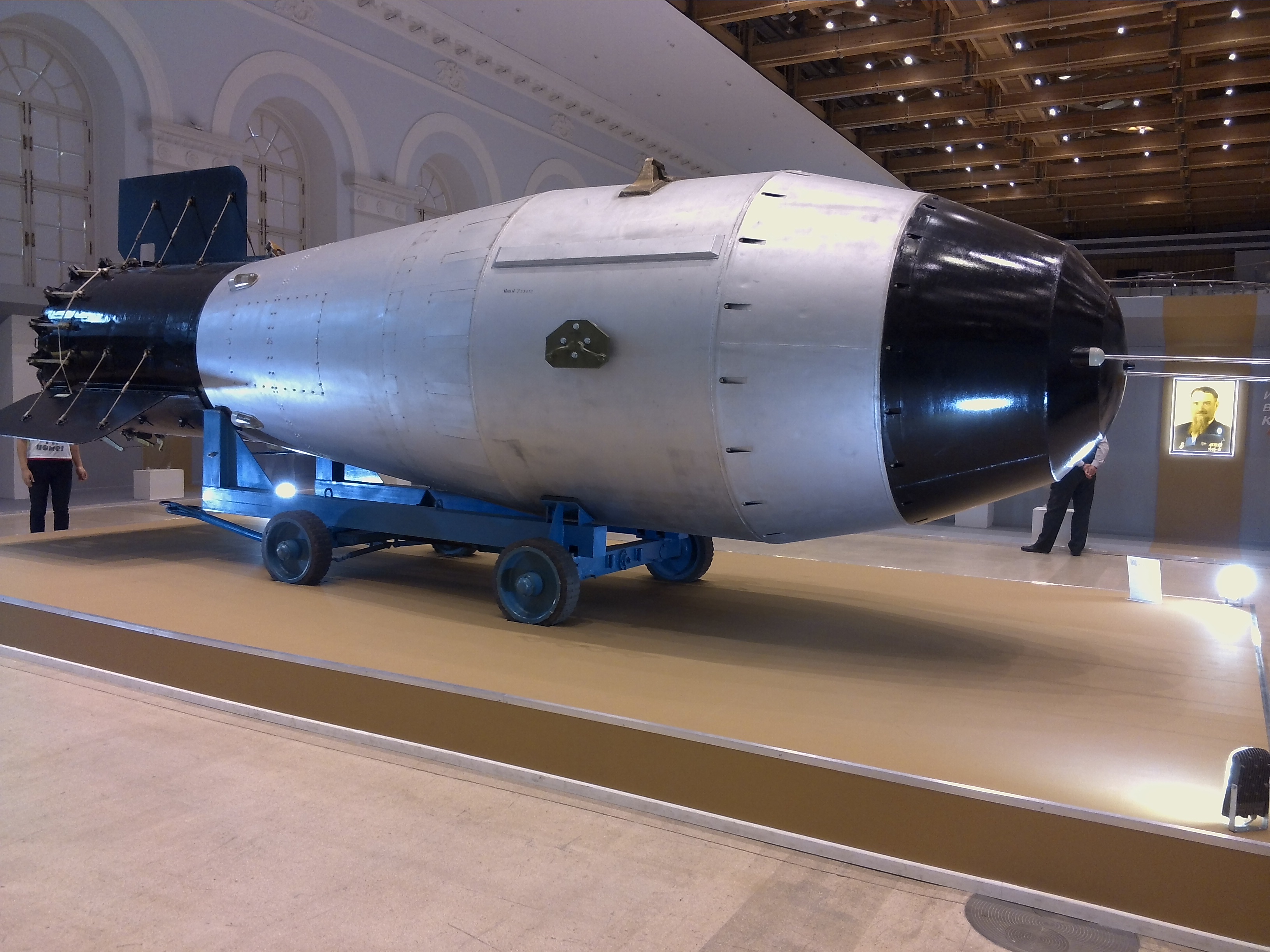 Самая мощная бомба в россии. Ан602 царь-бомба. Царь бомба 100 мегатонн. Ядерная бомба РДС-4. РДС 202 царь бомба.