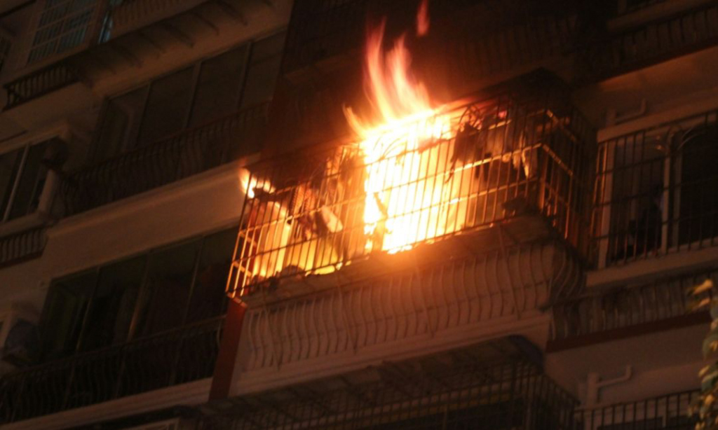 贵州万山居民家中突发火灾火焰冲出客厅而屋内还有三人被困
