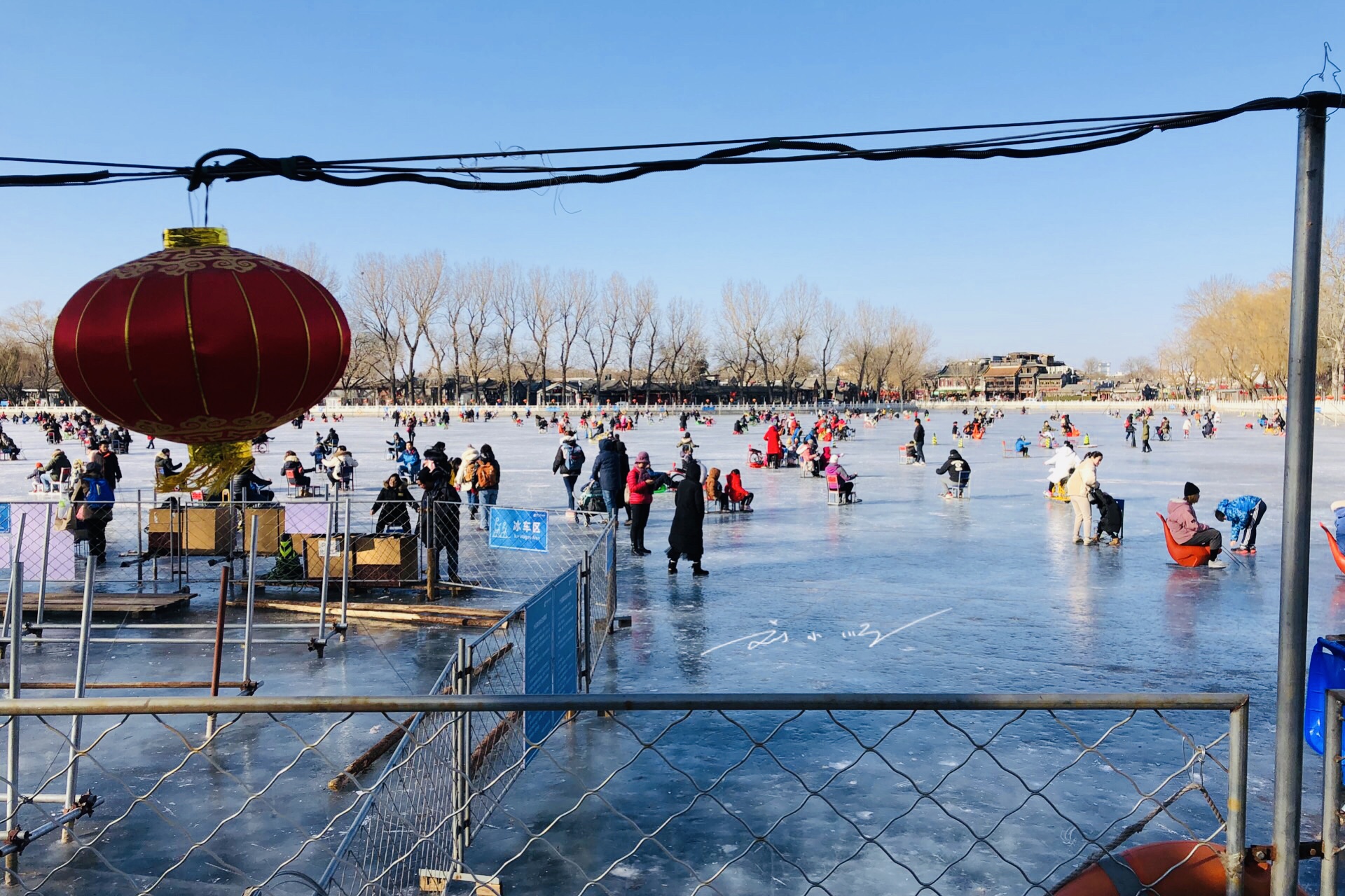 实拍北京什刹海冰场,环境简陋,门票却要80元,游客直呼:太贵!
