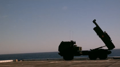 火箭炮系统(himars)从安克雷奇号船坞登陆舰上发射制导火箭弹动态