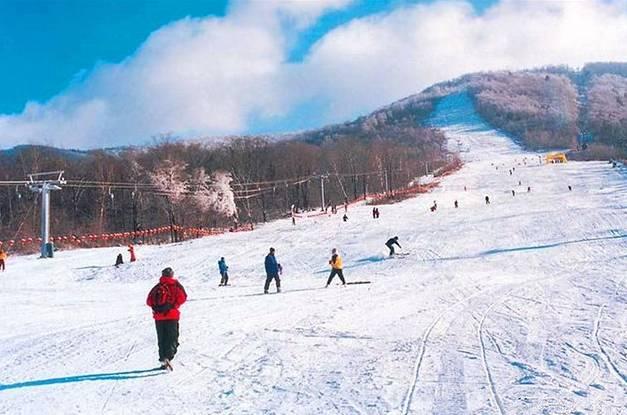 海拔1600米曾是久负盛名的清代皇家猎场塞罕坝滑雪场位于承德木兰围场