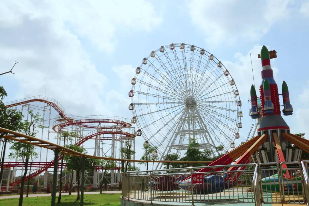 歡樂水岸遊樂場新春總動員熱熱鬧鬧過大年歌舞,雜技輪番上演,大紅燈籠