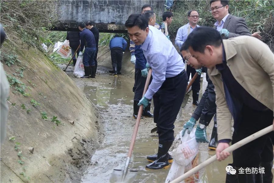 厅直属有关单位干部到防城区华石镇冲敏村长岐右干渠开展兴修水利活动