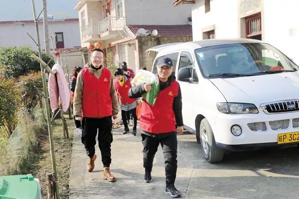 臨近年關,我市各公益協會組織,民間愛心團體紛紛行動起來,發動社會