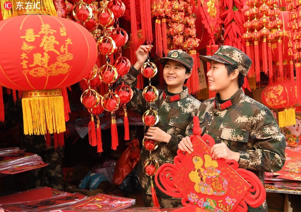 中国结,窗花等新年饰品,布置节日氛围,喜迎新春佳节