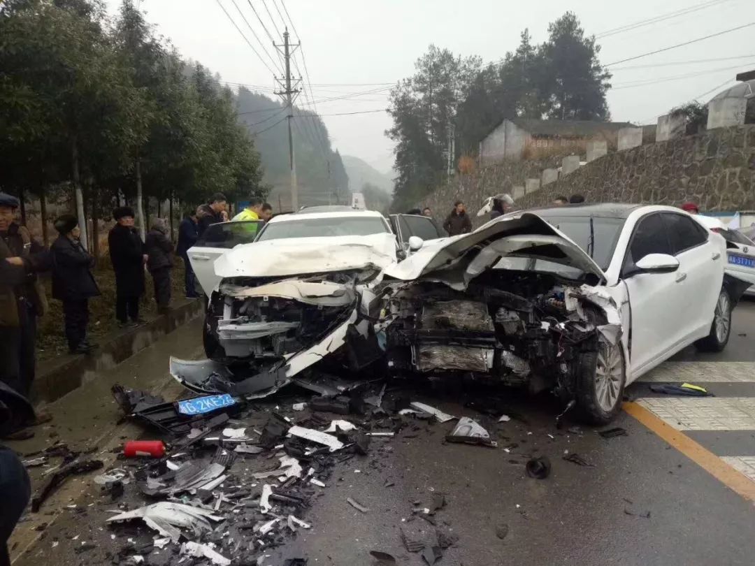 來鳳一地發生嚴重撞車事故,兩車車頭撞的稀碎!