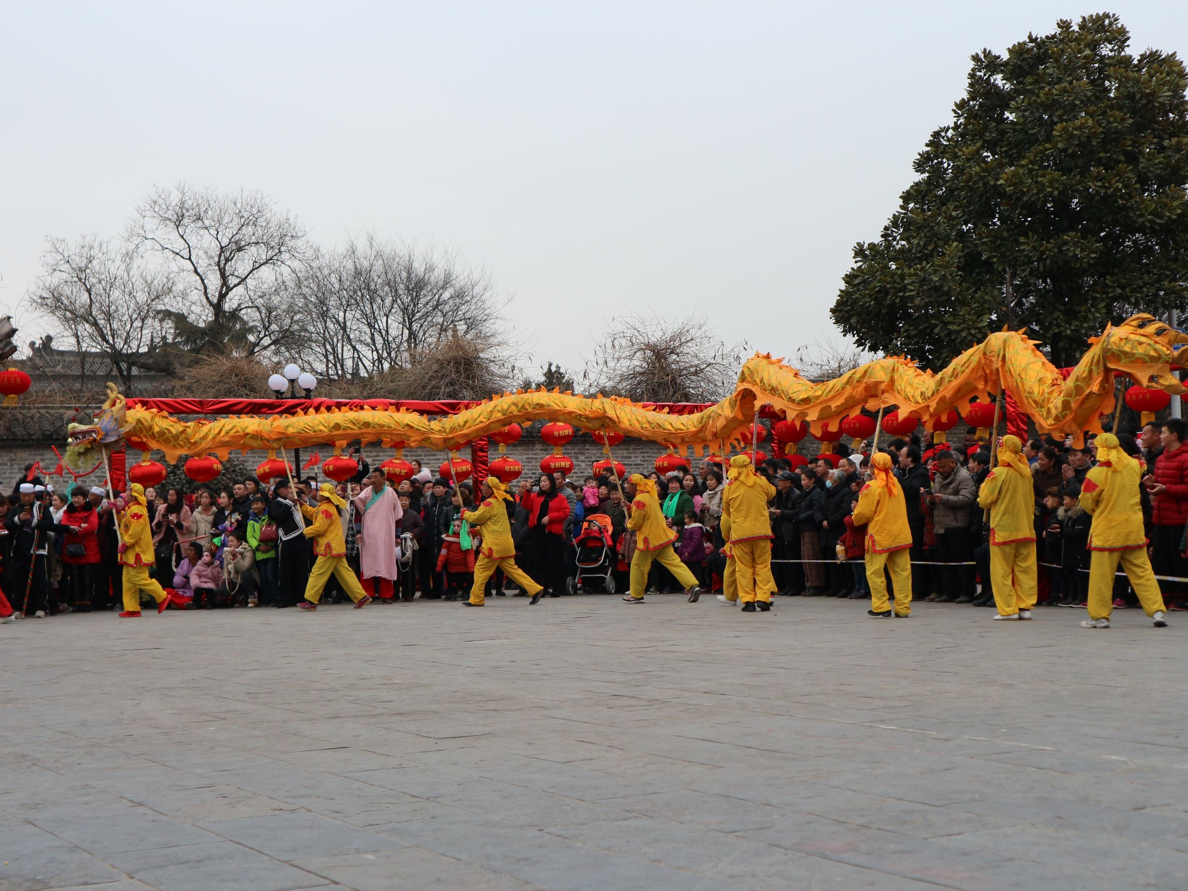 原创农村春节习俗舞龙表演场面壮观你的家乡有这样的习俗吗