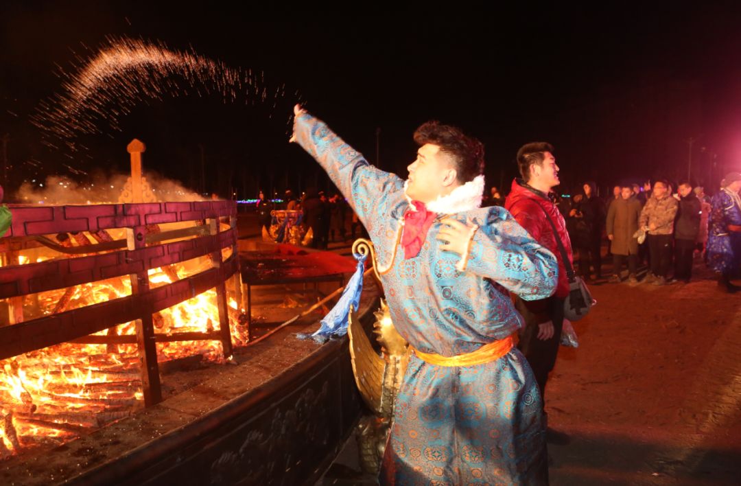 今日头条蒙古族传统祭火仪式已成为内蒙古重要民俗活动祝愿蒙古族同胞