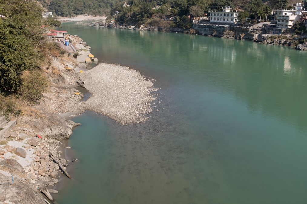 印度实拍恒河上游水流湍急当地人冒着生命危险也要去河中沐浴