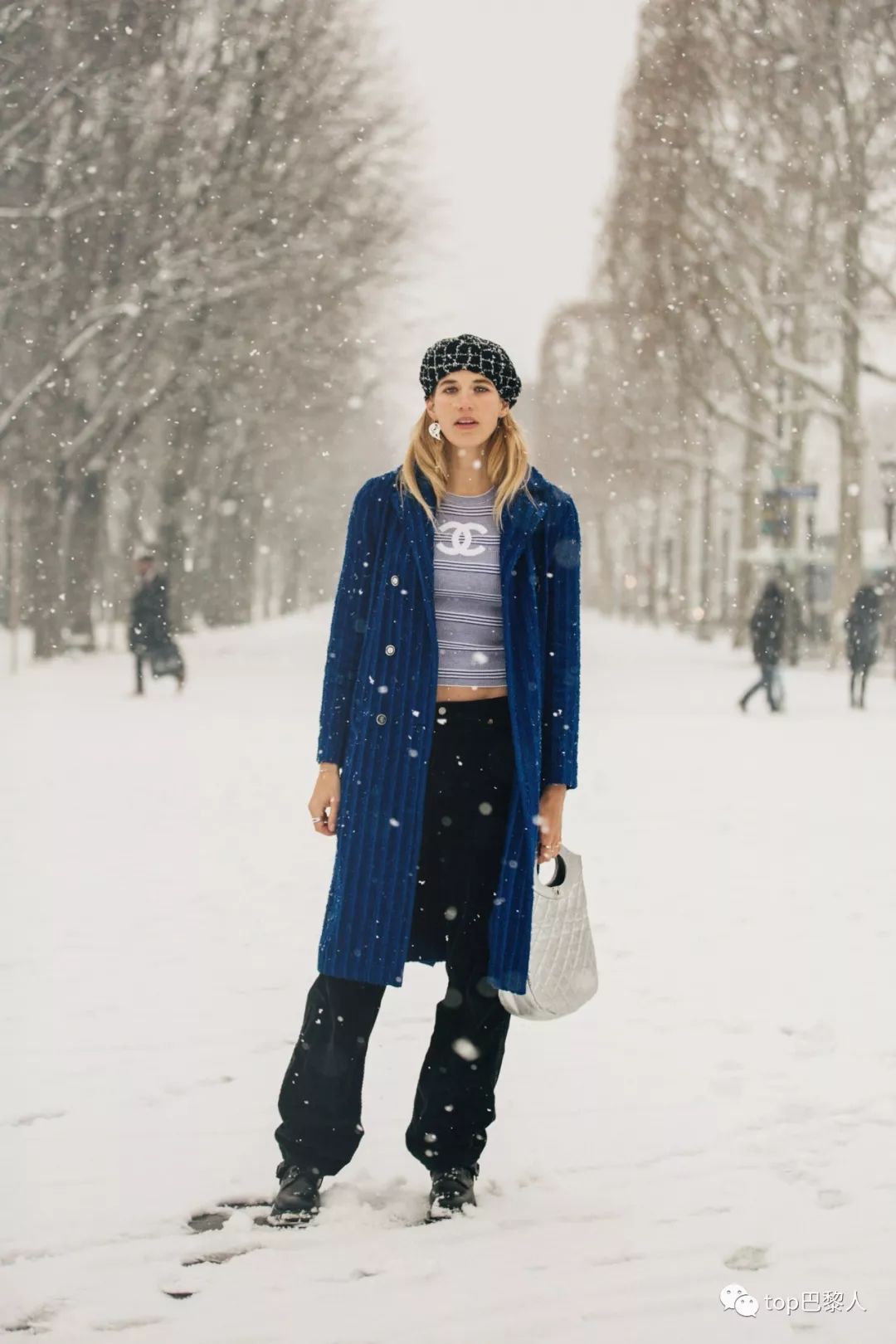 一组罕见的时尚穿搭街拍在巴黎雪中举行东北人可以效仿