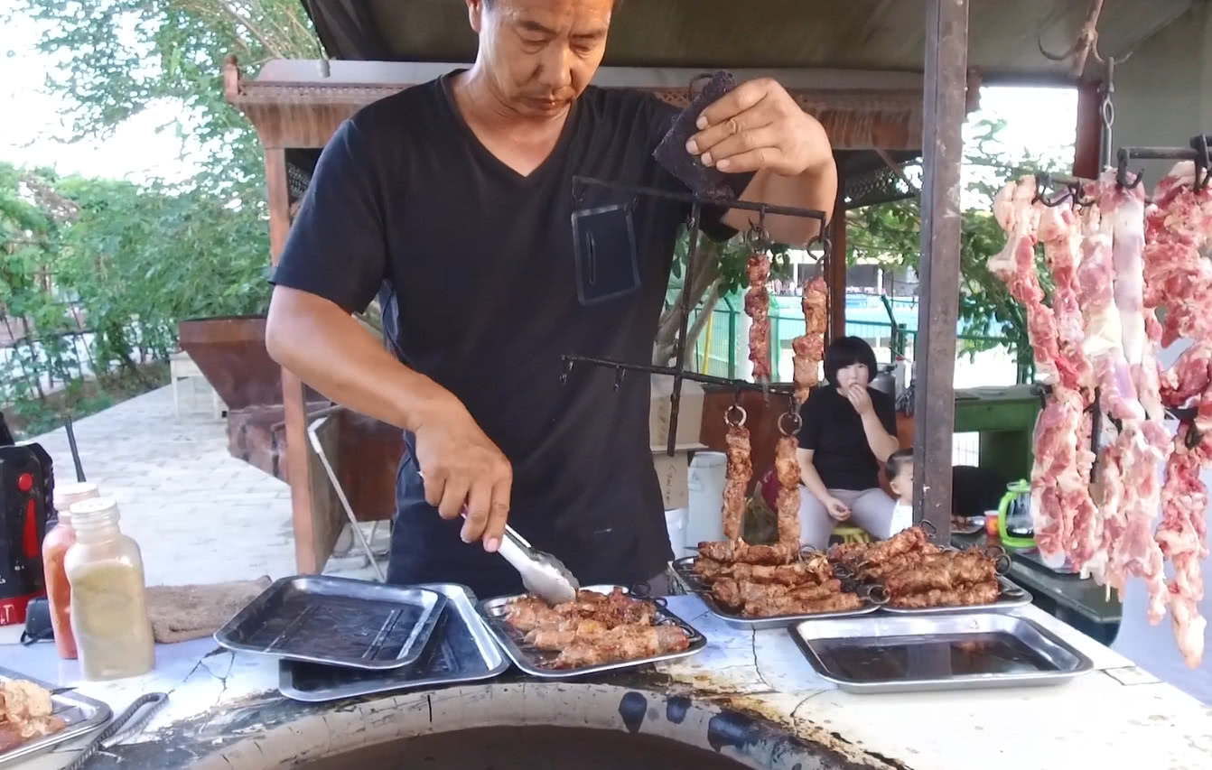 新疆人吃肉就是爽快直接挂在炉内烤比烧烤摊羊肉串好吃百倍