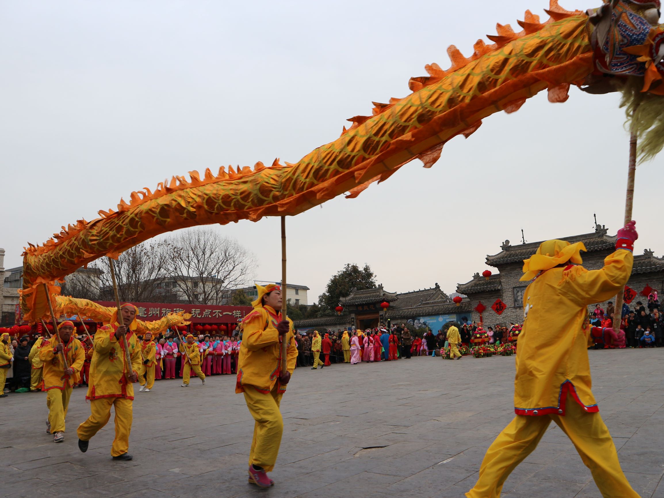 每逢传统节日春节期间,舞龙队伍走街串巷进行表演热闹非凡,在空中来回