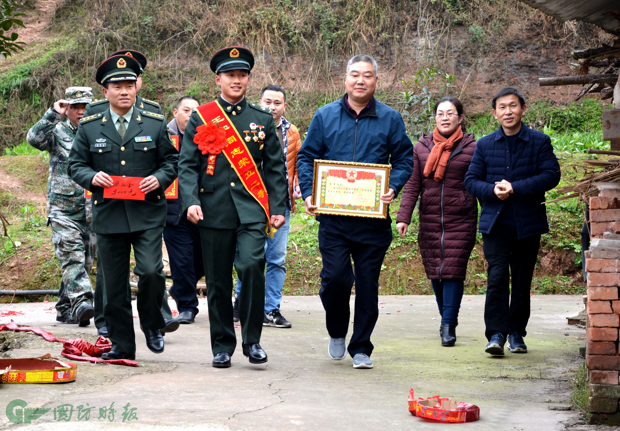 丹棱县送上立功喜报激发参军热情