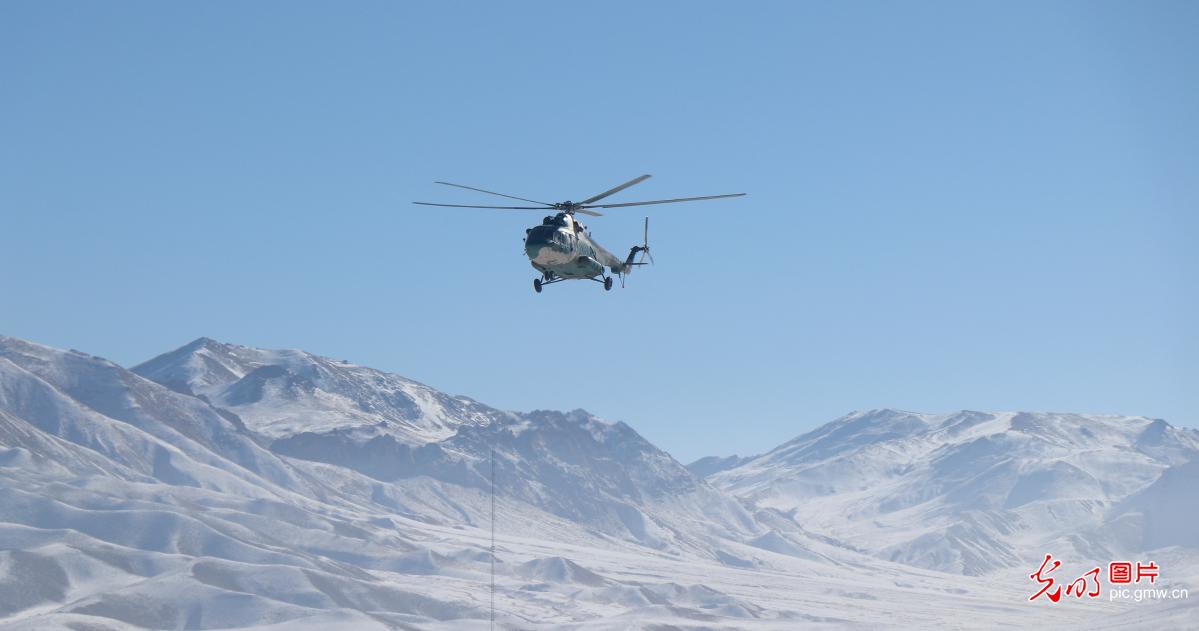西藏阿里:大雪阻道路 直升机转运患病战士