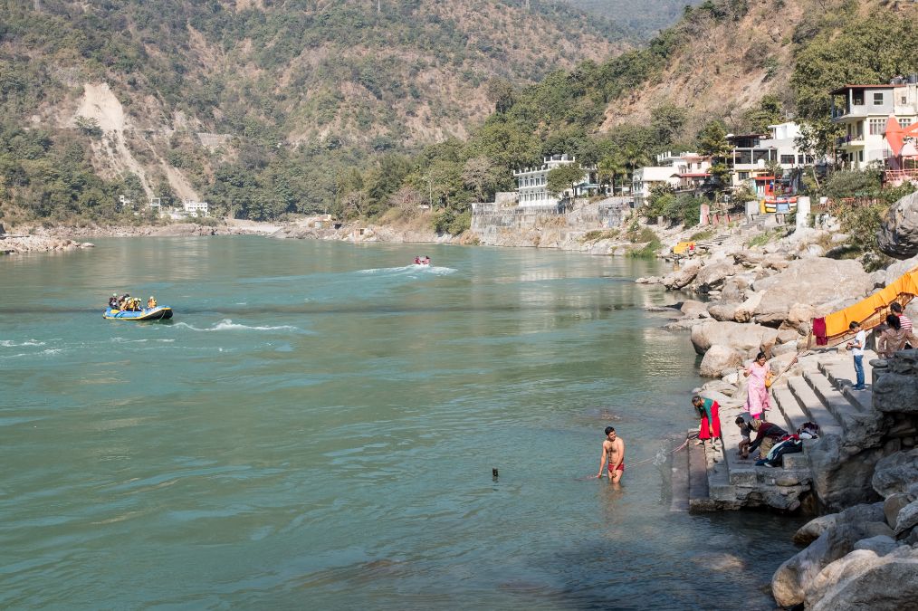 原创印度实拍恒河上游水流湍急当地人冒着生命危险也要去河中沐浴