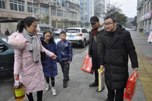 民族中学走访慰问活动剪影龙池中学走访慰问活动剪影秀山第一初级中学