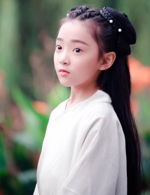 她是一位童星,10岁出演白素贞,如今在《知否》中走红
