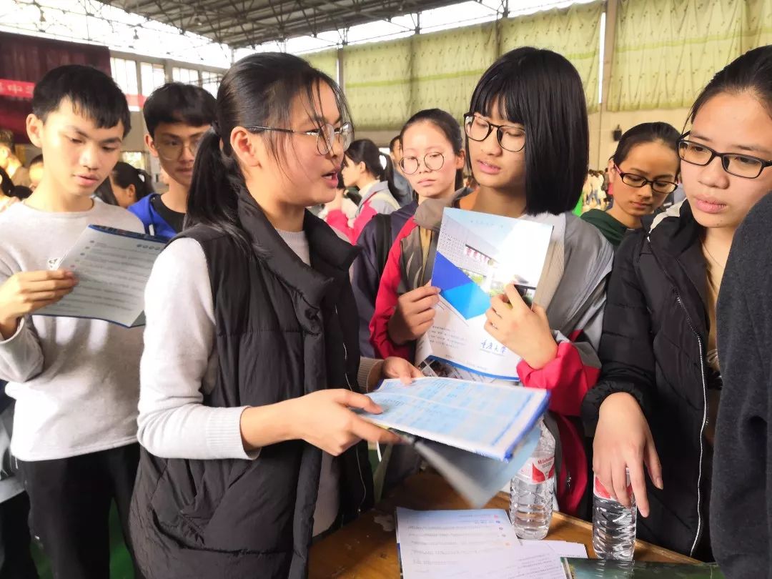 同学解答问题素材来源:重庆大学学生会桂黔分团文字:周春秀,史书翰