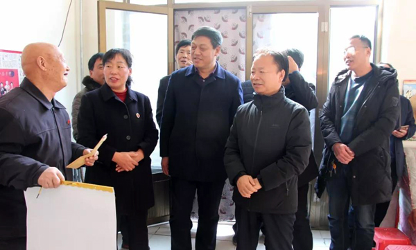1月24日,县人大常委会主任王成枝带队深入包联乡镇丹朱镇,对部分困难