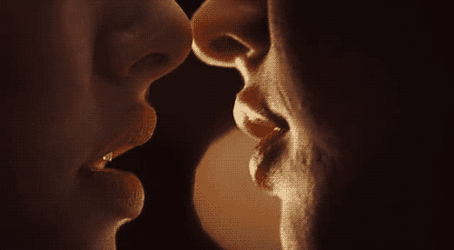 男女舌吻互摸gif动态图图片