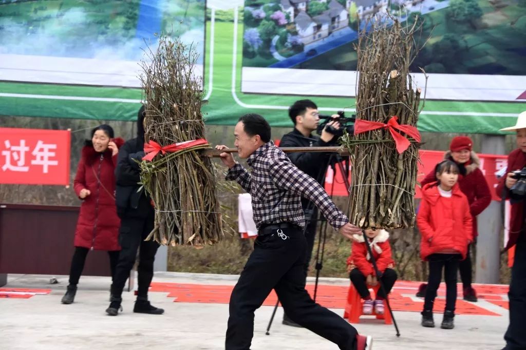 套圈挑柴双龙戏珠桃李村有一场热闹非凡的农民运动会