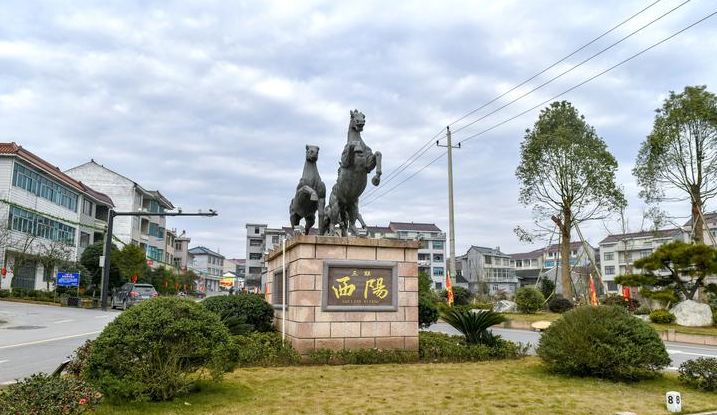 这座名为"骉马腾晓"的雕塑属于千祥镇三联村西阳自然村,雕塑名字带着