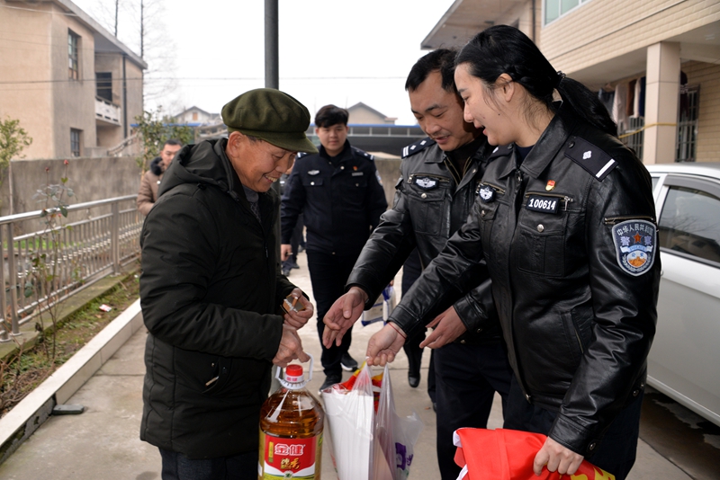 慰問高泗社區87歲的龍桂枝大娘慰問新河社區70歲的季一鳴大爺活動現場