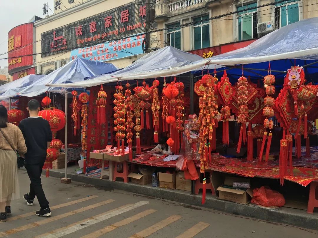 传统年货搅热消费市场,春节装饰用品琳琅满目,东兴日渐年味浓!