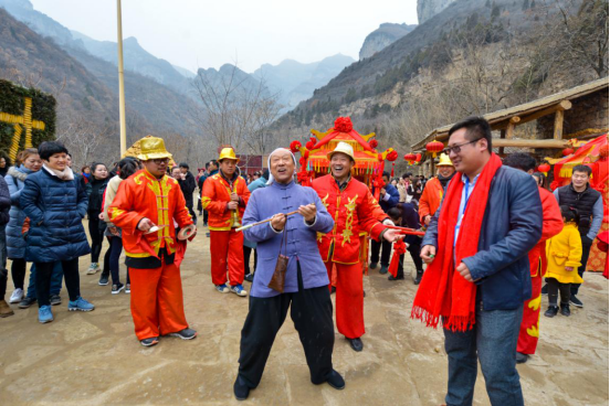 在很多人吐槽年味漸淡的當下,臨汾鄉寧雲丘山依託古村落,傳統民俗等