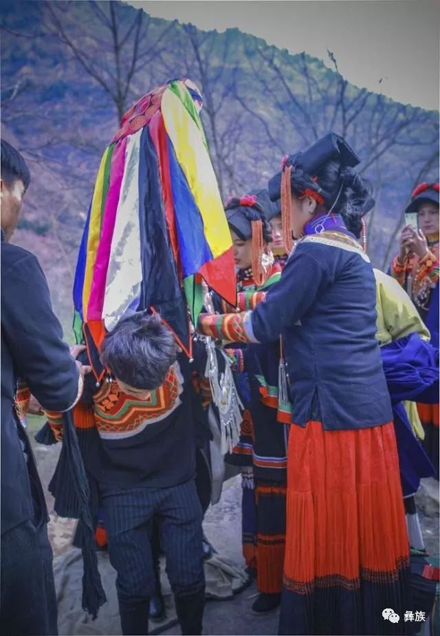 彝族女孩出嫁风俗图片