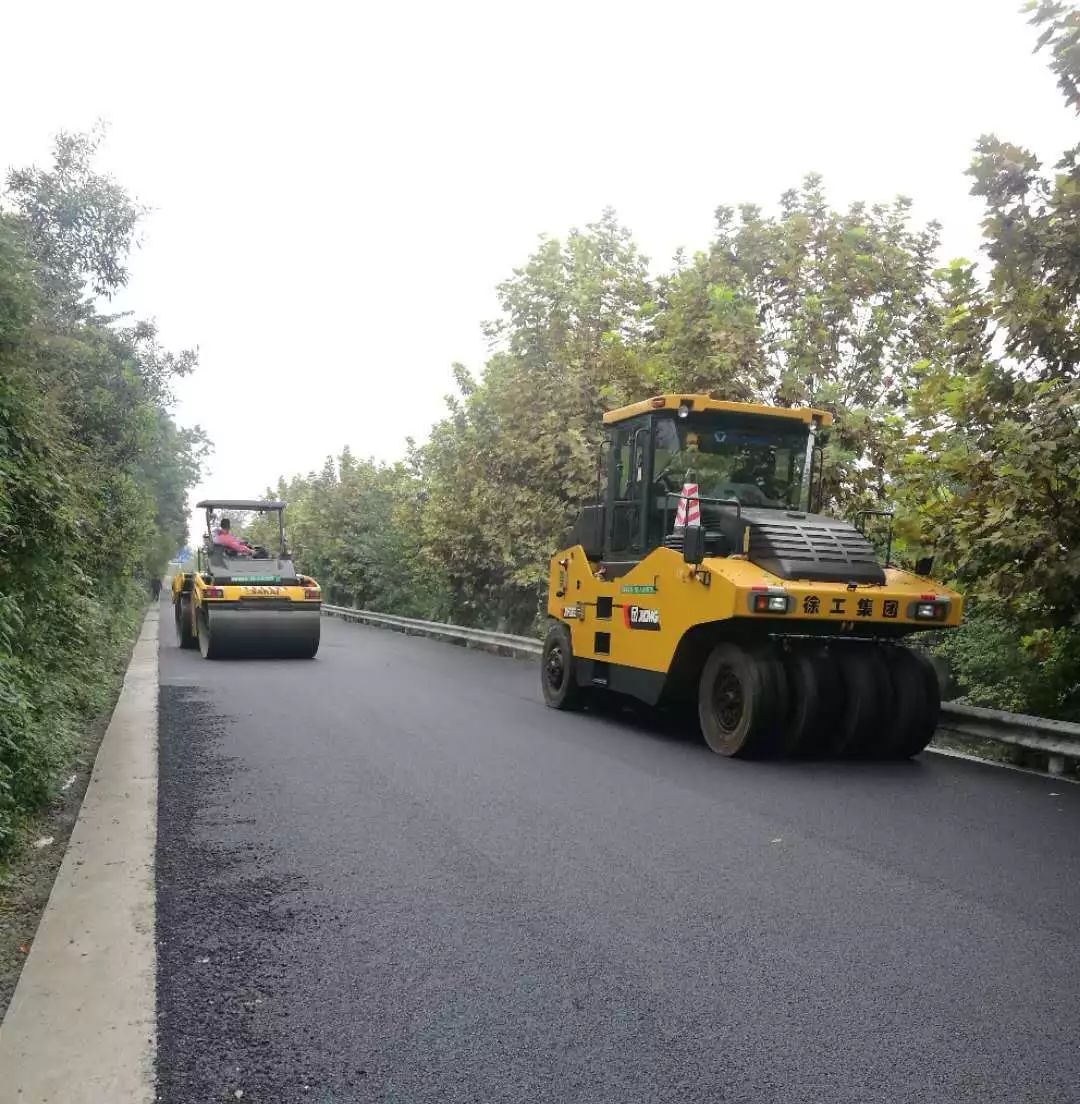 土路肩硬化 行車道組成路幅,由於道路右側臨河,全線設置波形護欄,加寬