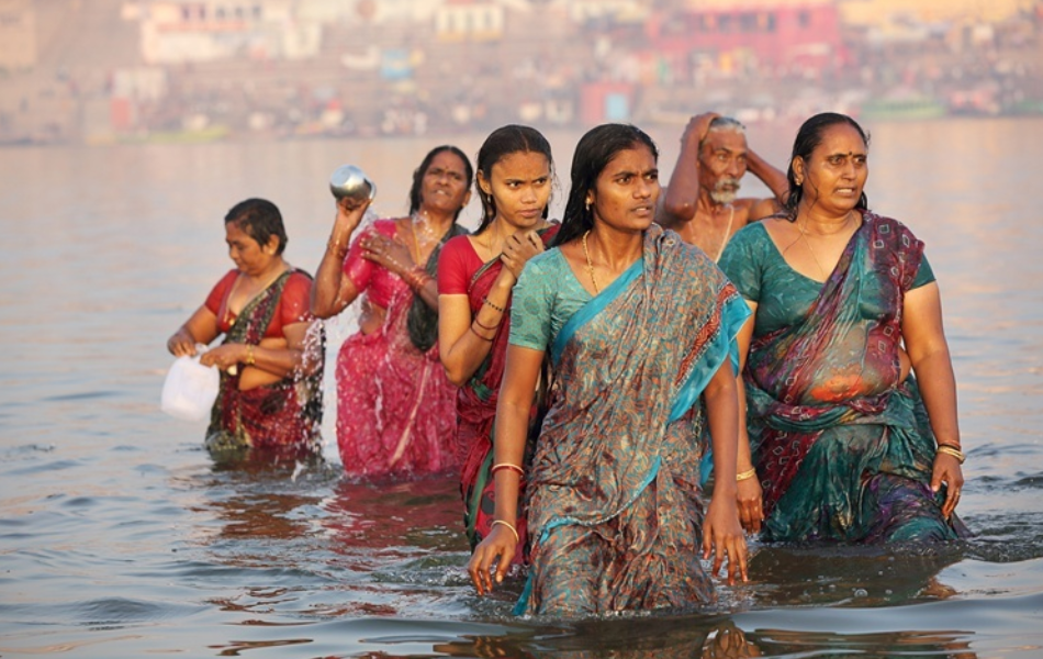 原创印度最热闹的节日,上亿人跳进恒河,2000万男女同时沐浴