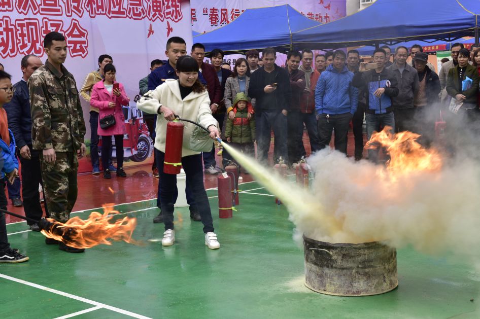 群众在体验灭火器使用▲大人小孩"齐上阵,一起学习正确使用灭火器