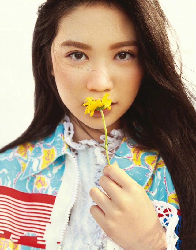 原创甄子丹晒女儿杂志写真照15岁少女身材姣好一双大长腿吸睛