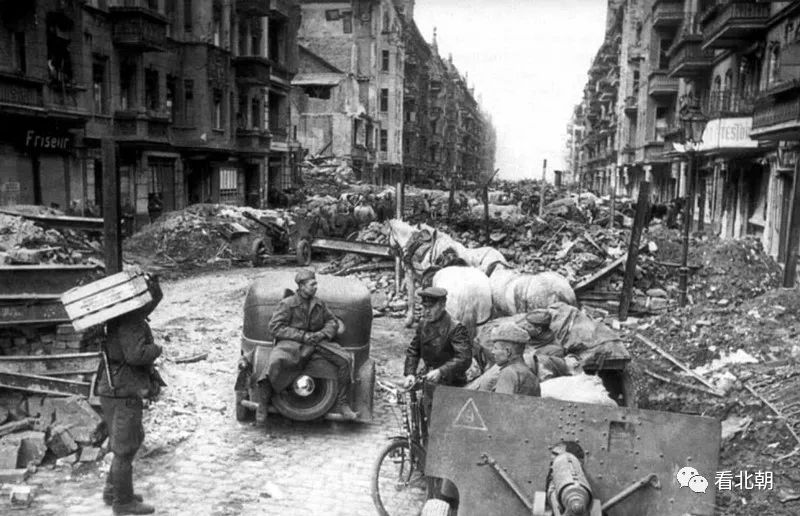 二战柏林战役老照片:对待死敌就应该杀进其首都搞拆迁!