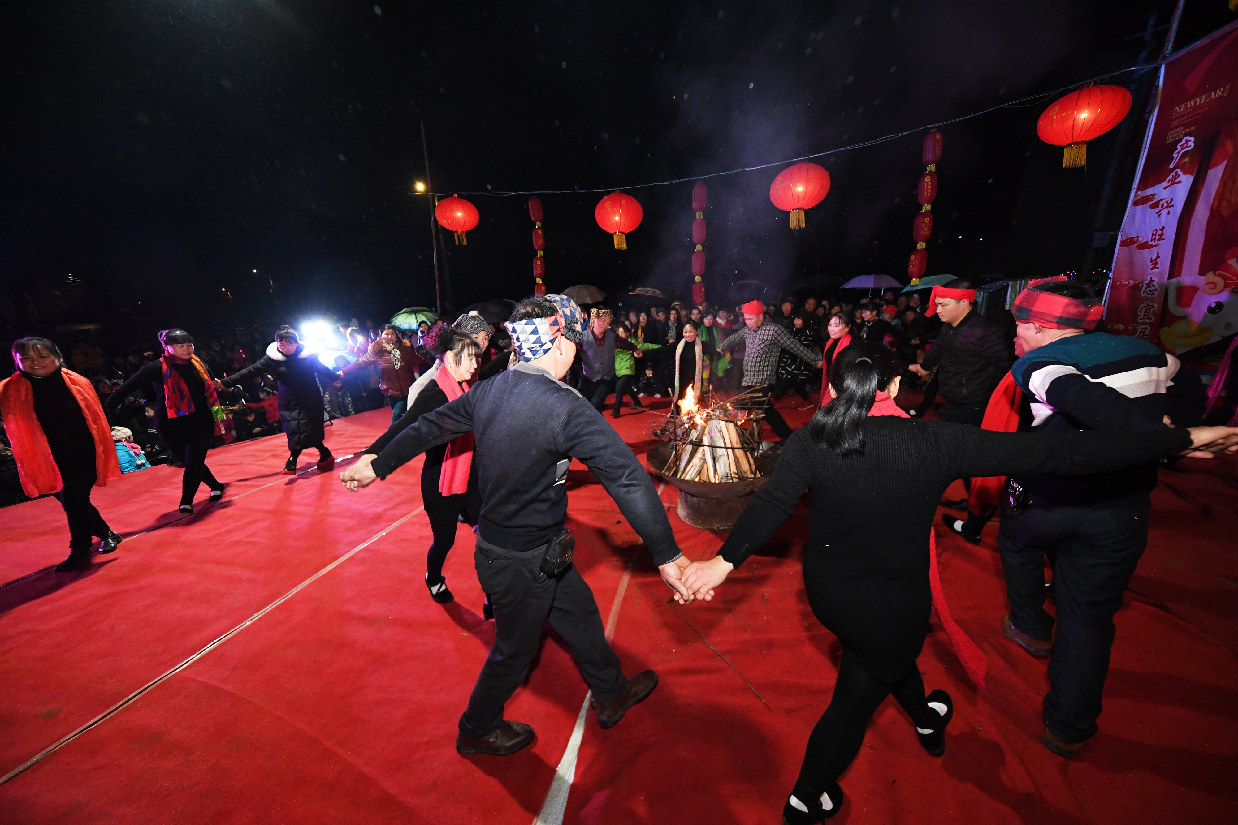 2019年1月31日别样"村晚"闹新春1月31日,隆兴村七社村民在"农家春晚"