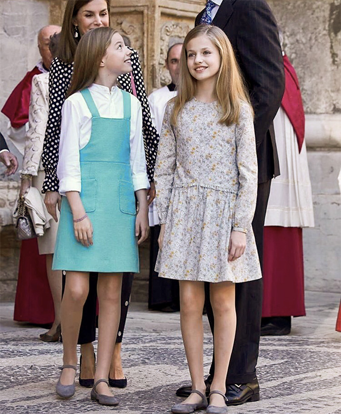 西班牙王后携女现身,绑带皮裤勒粗腿,小女儿穿妈3年前旧衣更美