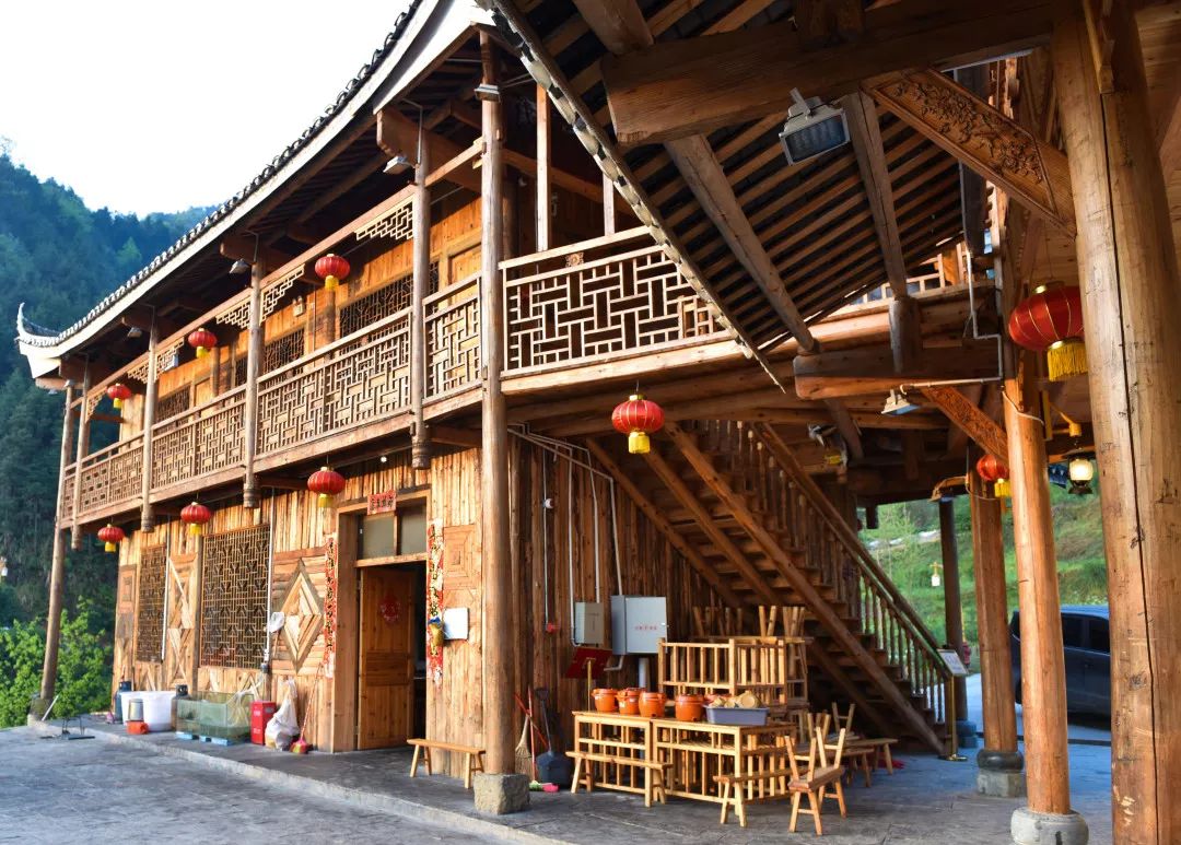 雪峰山区瑶族同胞的寨子,多为木梁卯榫结构房屋,从外观样式到雕刻工艺