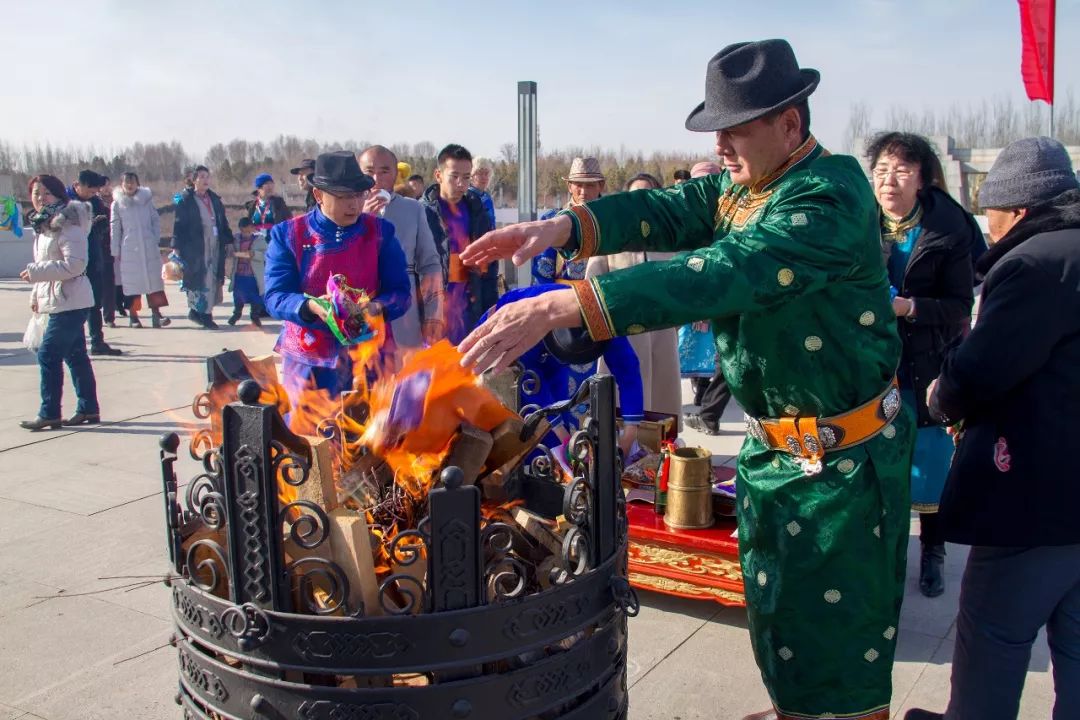 圣火祭祀熊熊圣火点燃新年祈福