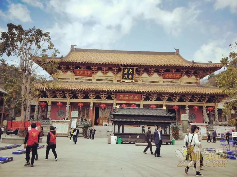 从白天热闹到晚上这座寺庙名为万寿禅寺在挂绿湖边上建有一座寺庙去过