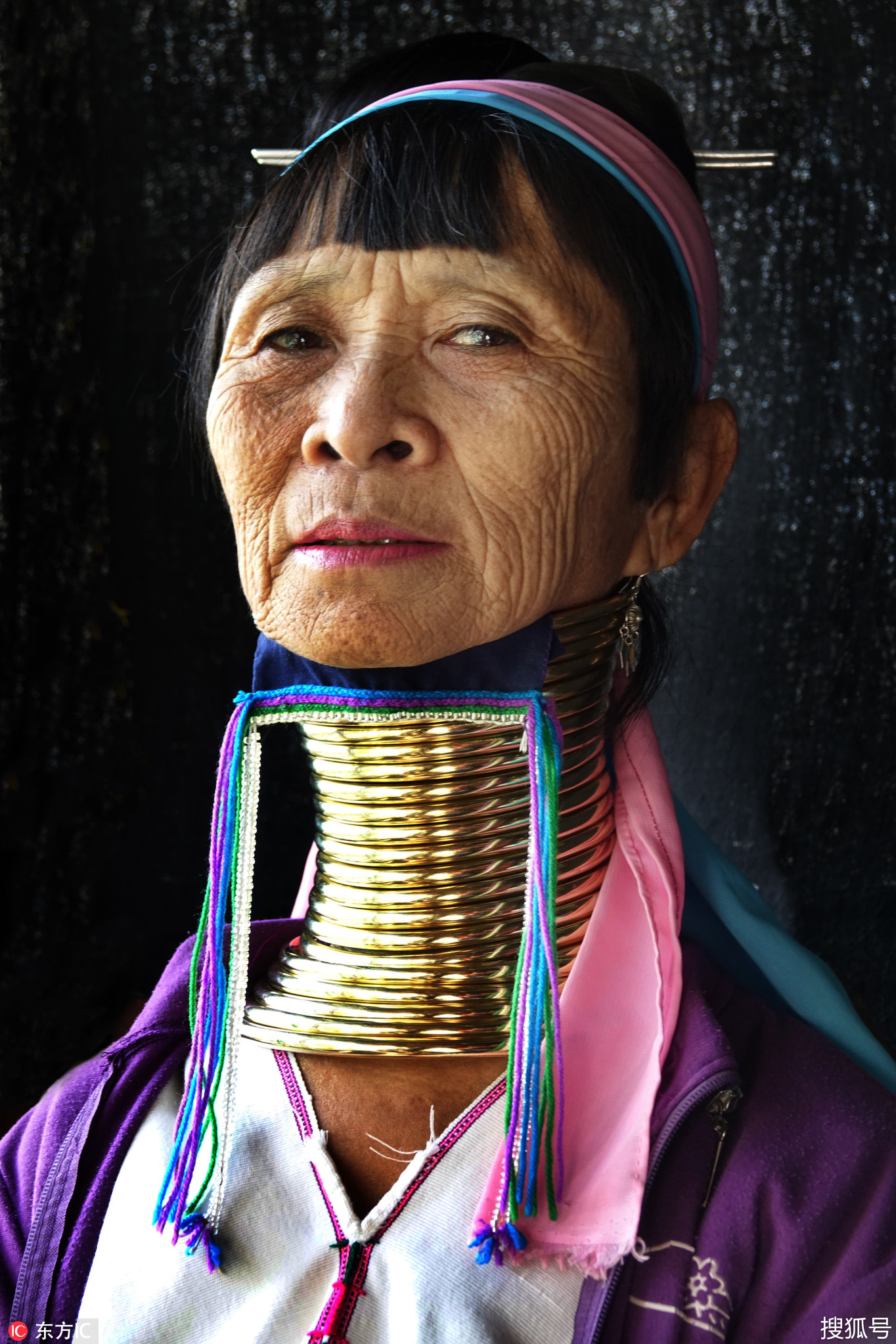 缅甸布岛族脖长为美 女子戴铜项圈象征美丽与财富-搜狐大视野-搜狐新闻