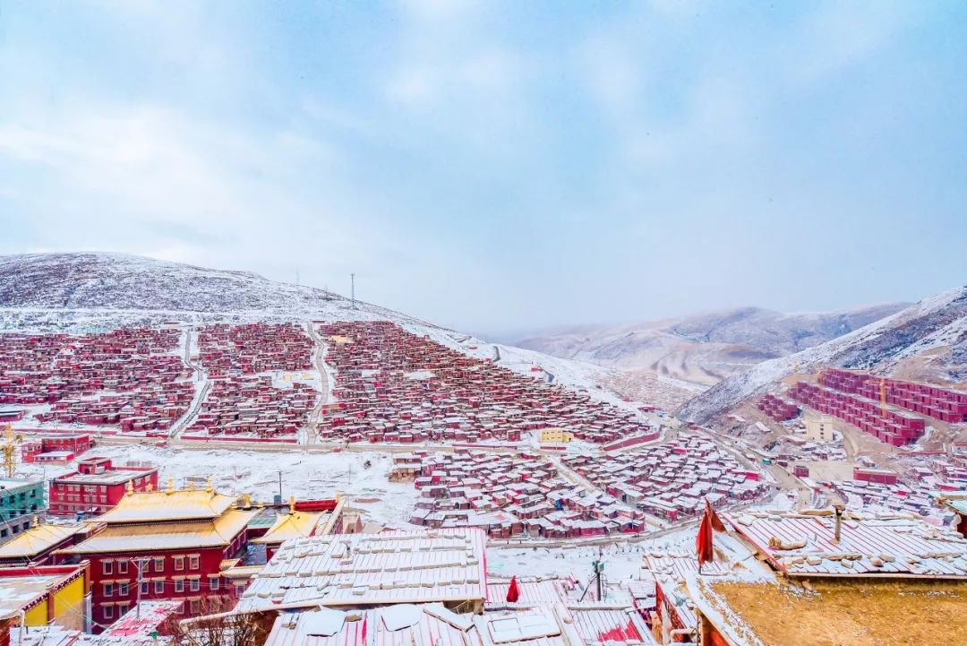 色达雪景图片