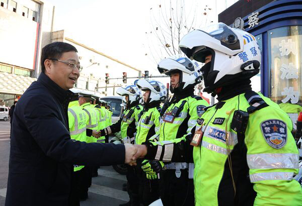 武陟县委书记秦迎军率五大班子亲切慰问一线交警