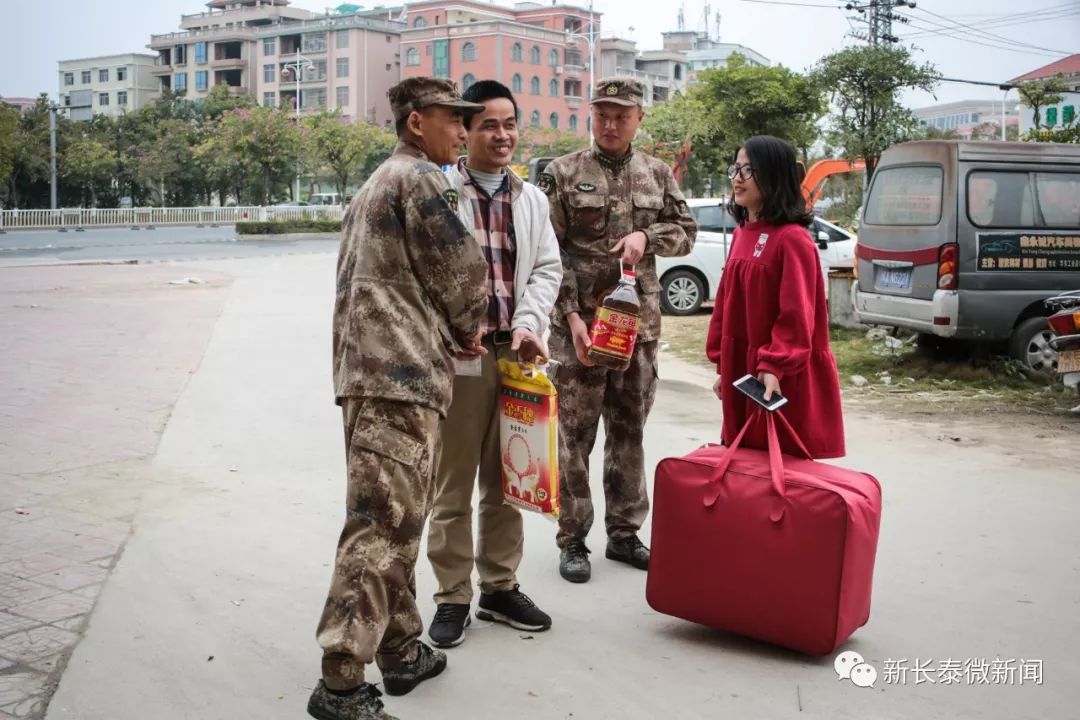 群众带来了新春的欢乐 部队官兵还走访慰问了贫困户 end 来源:洪晓琳