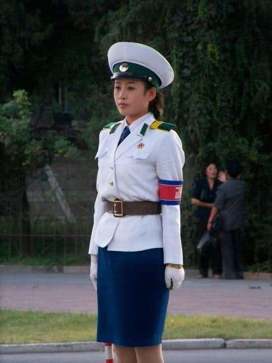 真實的朝鮮,穿軍裝的姑娘很漂亮,餐廳服務員讓人心動