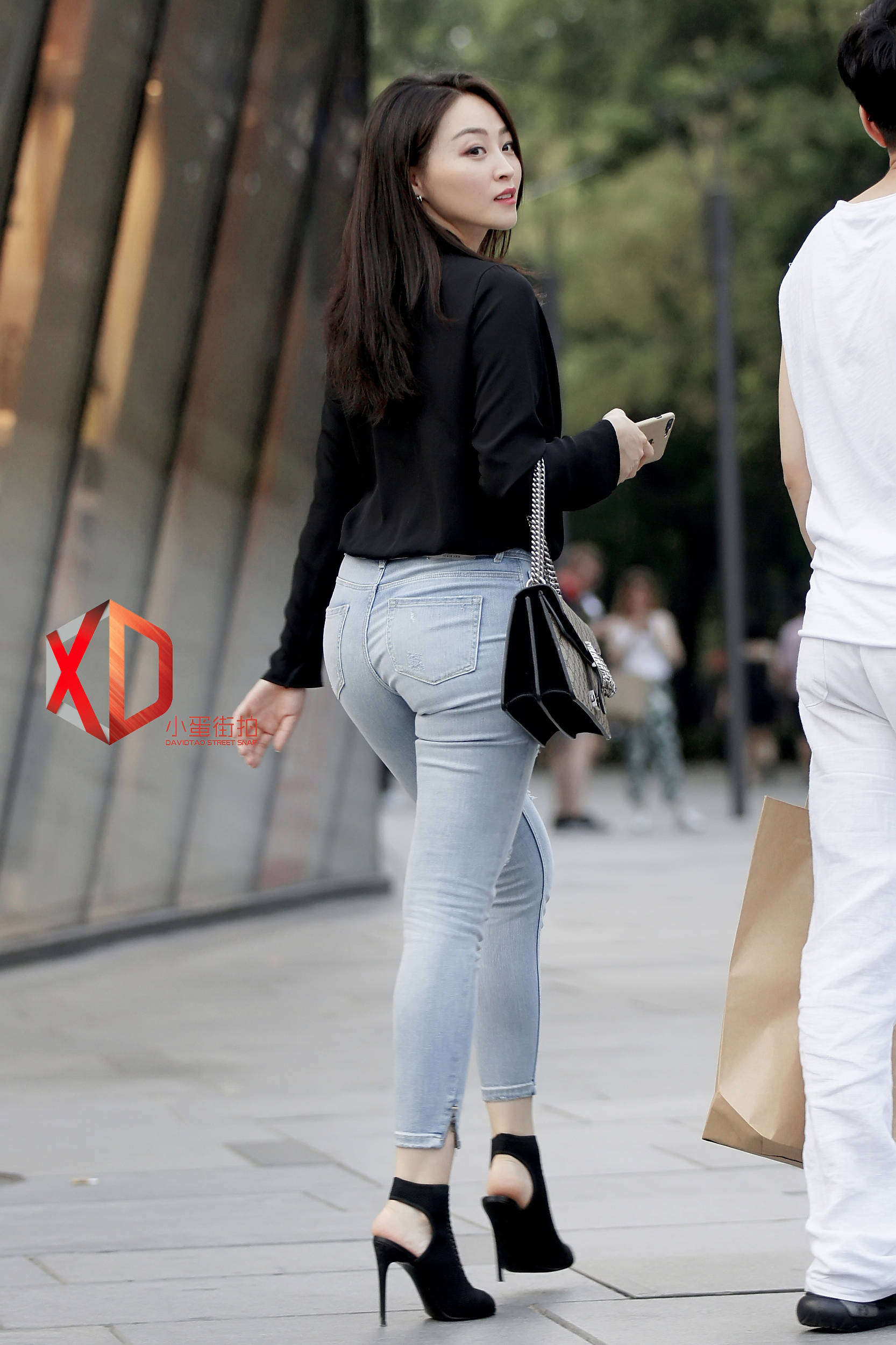 街拍这样的紧身牛仔裤最能展示女性的身材