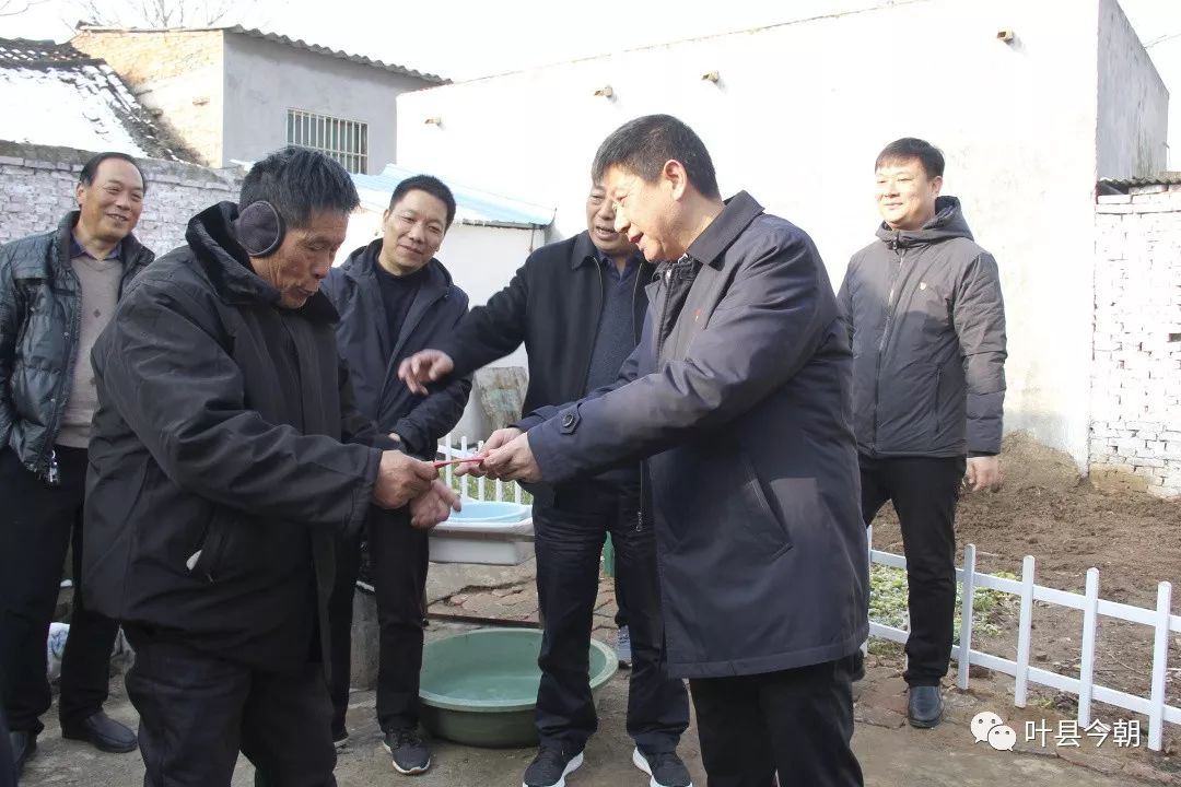 2月1日,市人大常委会副主任,县委书记古松先后到龚店镇龚东二村,金庄