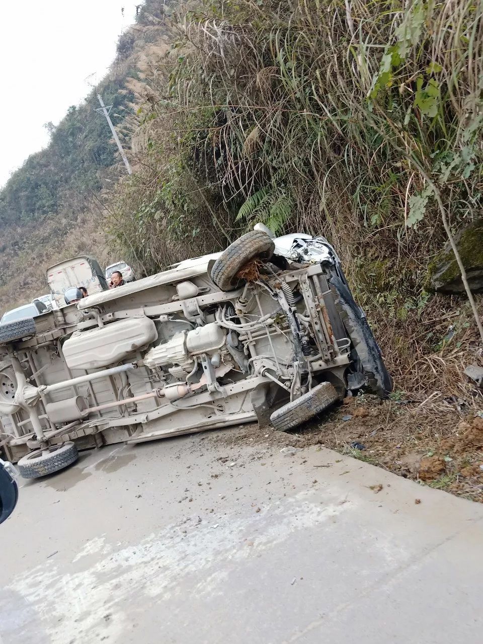 今日来凤一乡间道路发生事故,车辆侧翻在地!